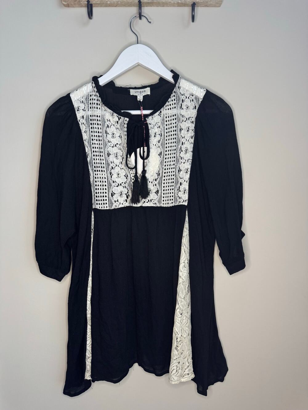 Umgee Black Lace Peasant Top sz S
